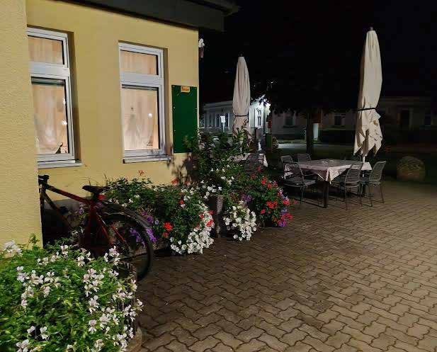Beleuchteter Gastgarten am Abend