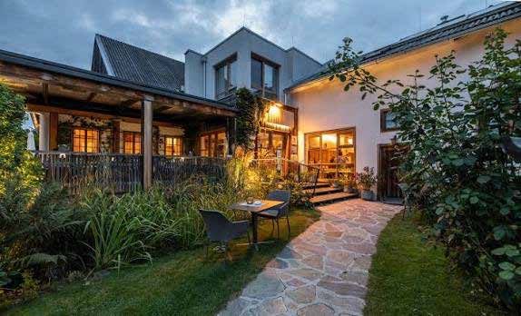 Gartenweg mit Sitzplätzen bei Abendlicht