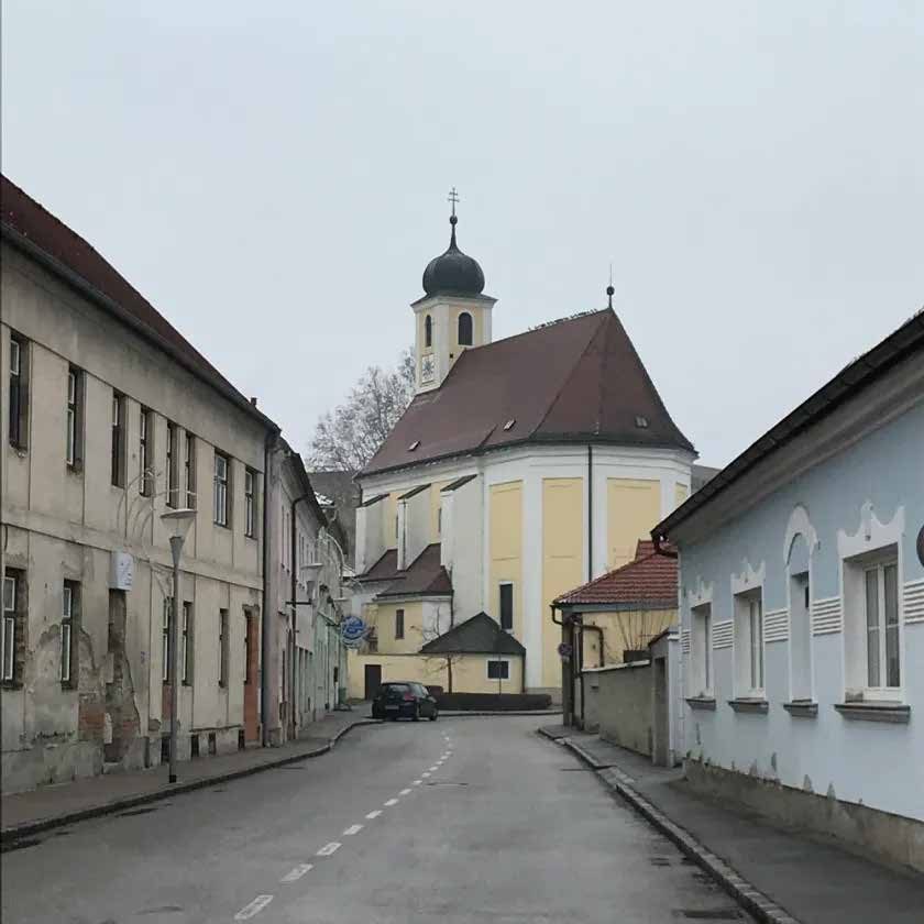 Ortsgasse mit Blick auf den Kirchturm