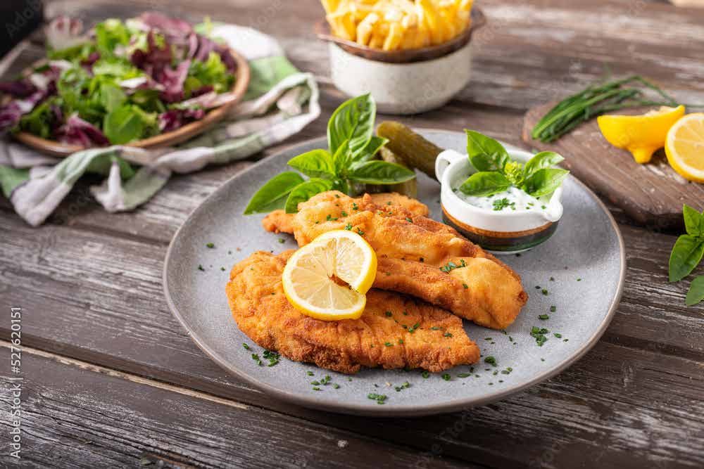 Gebackenes Schnitzel mit Zitrone und Sauce Tartare